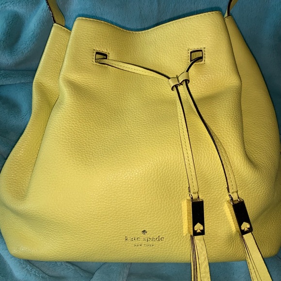 ♠️kate spade Large Pebbled Leather Crossbody Bucket bag.♠️ - Picture 7 of 8